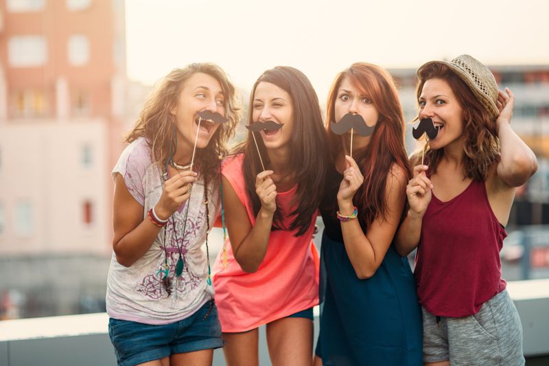 Gruppo festeggia il ritrovamento dello sposo