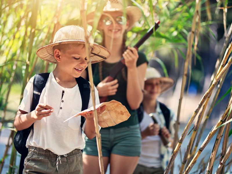 Studenti durante una gita scolastica con escape room all'aperto a Latina